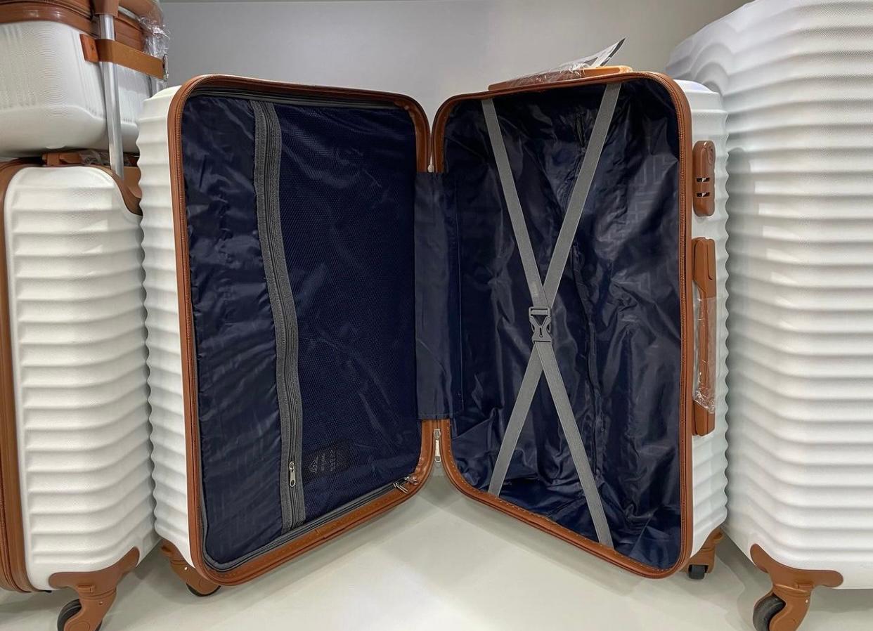 Interior da mala Kalahari aberta mostrando compartimentos organizados